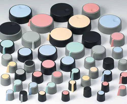 Různé velikosti a kombinace knoflíků