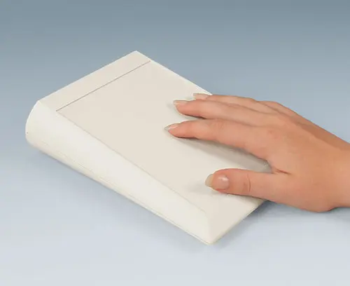 Zapouzdření s ergonomickým kosením přední strany