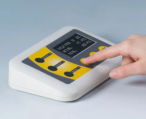 Stolní zapouzdření Evotec s ovládací plochou nakloněnou o 12°; skutečným přínosem při provozu a čtení