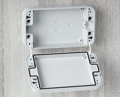 Plastový přídržný popruh víka (součástí balení)