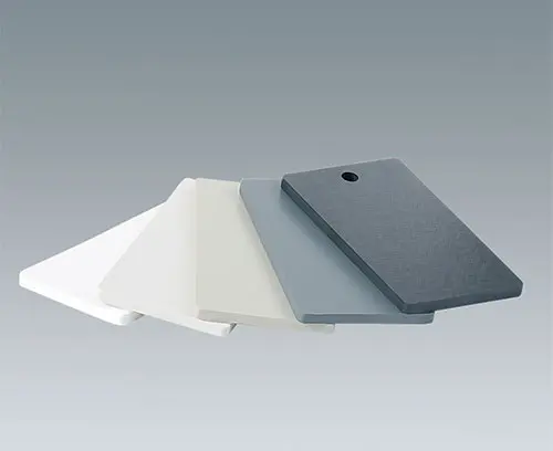 Kunststoffplatten in unterschiedlichen Farben und Materialien erhältlich