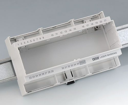 RAILTEC C aus PC (UL 94 V-0), lichtgrau mit Laserbeschriftung