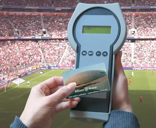 Mobiles Saldoanzeige-Gerät im Fussballstadion, Automaten Seitz