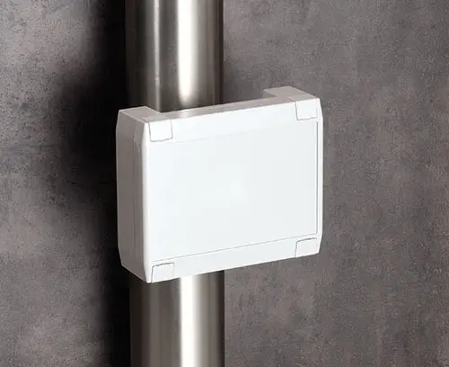 Gehäuse an Mast befestigt