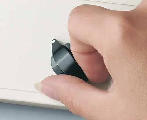 Botones giratorios con fijación lateral de tornillos