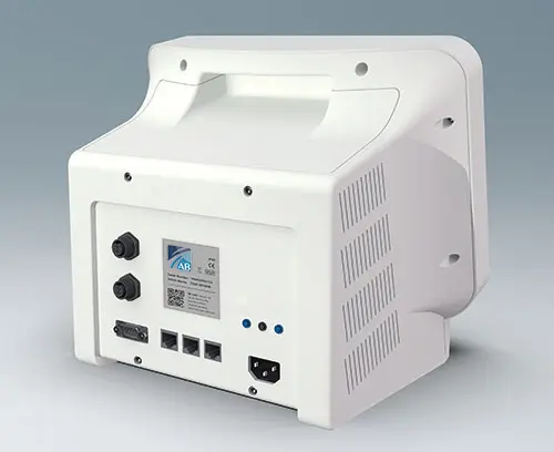 Instalación protegida de interfaces y cables de alimentación en la parte trasera de la caja