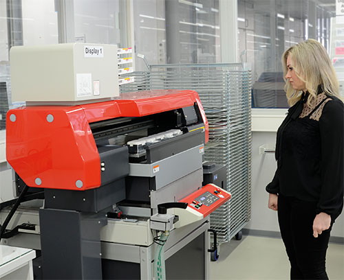 Impresión digital en las instalaciones de OKW