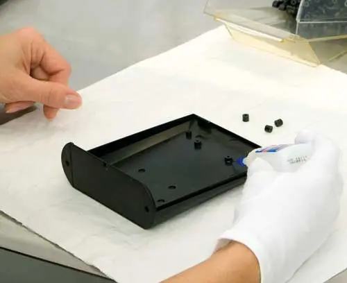 Montaje de cabezales de fijación para placas de circuitos impresos, visores, etc.