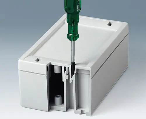 Desmontaje con una herramienta para desencajar o destornillador