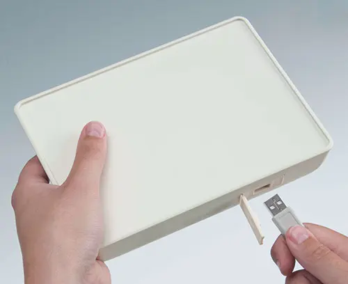 Caja con cubierta para USB