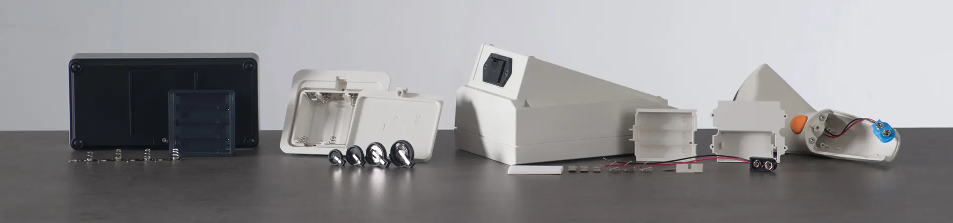 Compartiment et supports de piles, supports de pile bouton