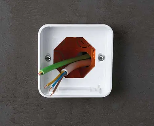 Partie inférieure du boitier S84 vissée sur la boîte d’interrupteur