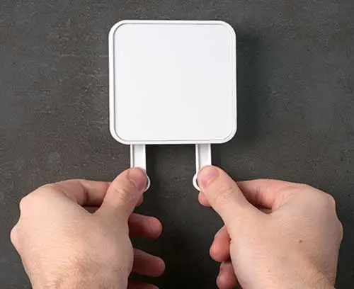 Outil de décliquetage pour une ouverture rationnelle et aisée du boitier, en accessoire