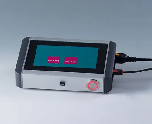 Couvercles latéraux avec zone en retrait pour la protection des câbles et connecteurs