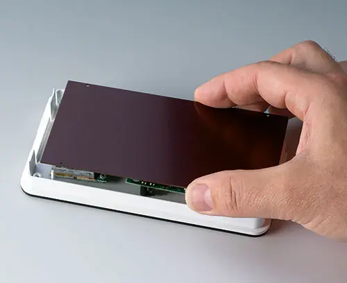 Foglio fenolico in carta per la protezione/copertura dei componenti elettronici nella parte superiore (misure S84 e E155 tra gli accessori, misura S114 su richiesta)