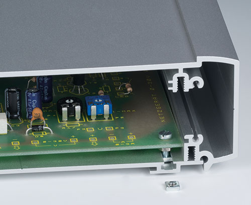 Fissaggio del circuito stampato sul profilato del fondo (set di dadi quadri come accessorio), in alternativa bordi di guida per l'inserimento di circuiti stampati