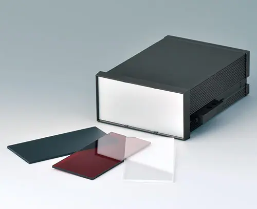 Grande sortido de placas frontais e placas traseiras, encaixadas