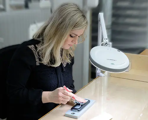 Colagem da película frontal no gabinete