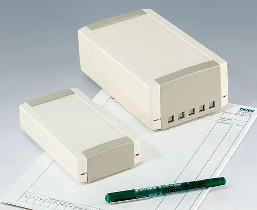 Gabinetes universais em material plástico