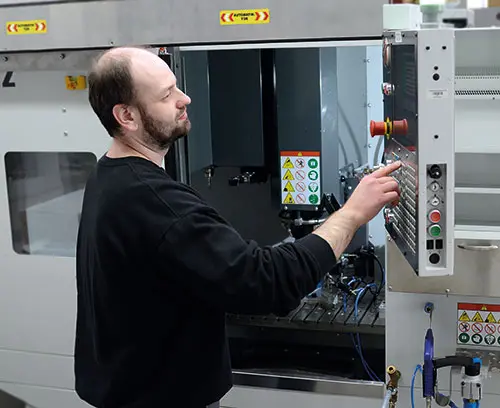 Moderno parque de máquinas CNC no centro de usinagem da empresa