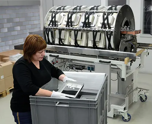 Перед напылением корпуса устанавливаются в оснастку; поверхности, не подлежащие напылению, защищаются