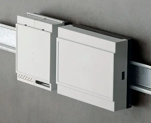 4 种规格 (2、4、 6 和 9 个模块) 配扁平上盒